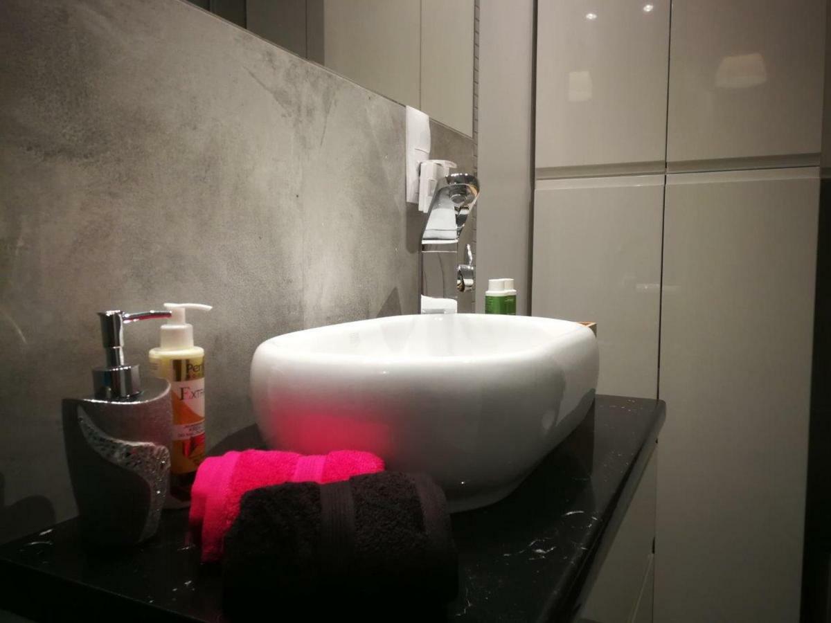 Apartament Nad Odra Z Tarasem วรอตซวาฟ ภายนอก รูปภาพ